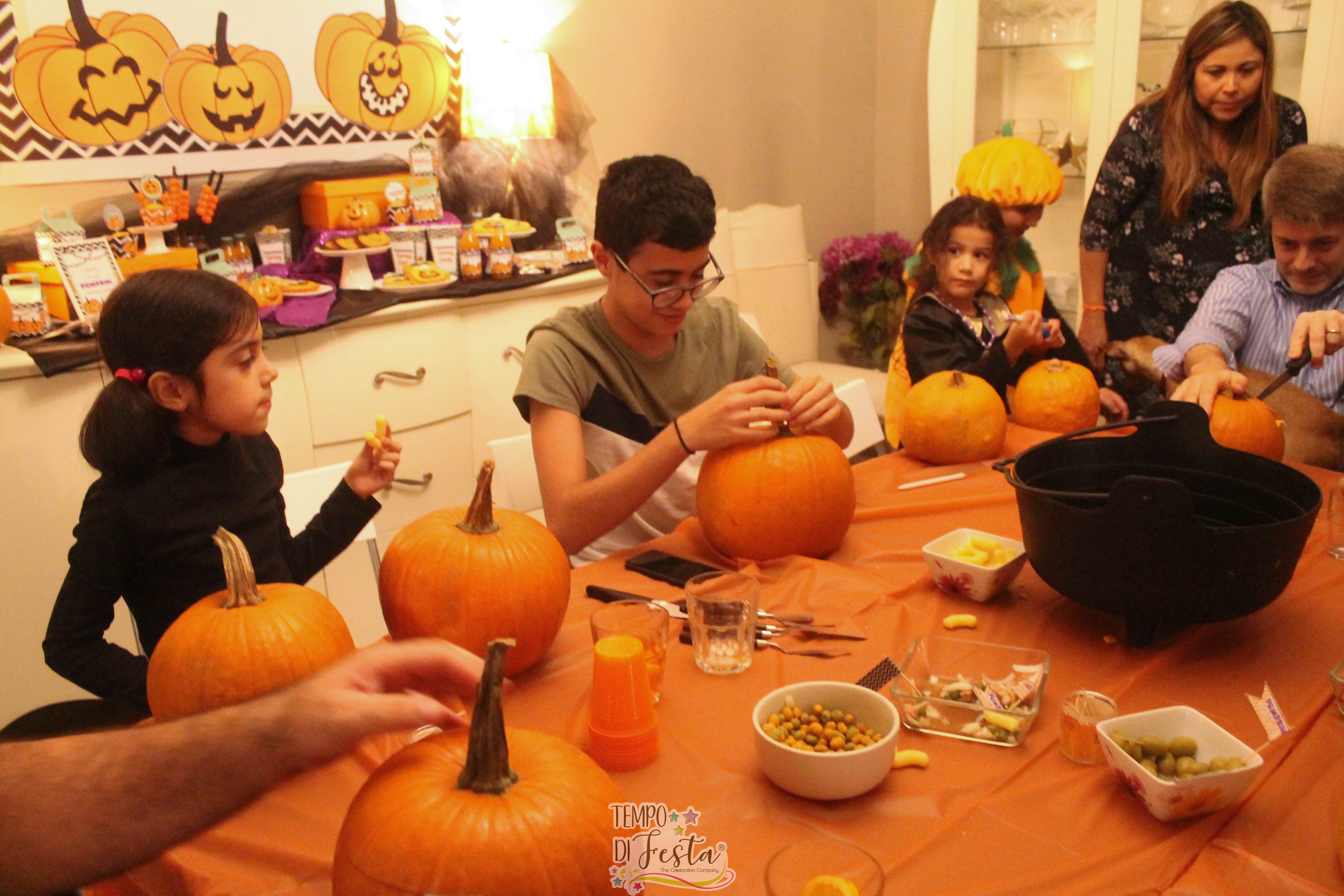 carving pumpkin halloween party (6)