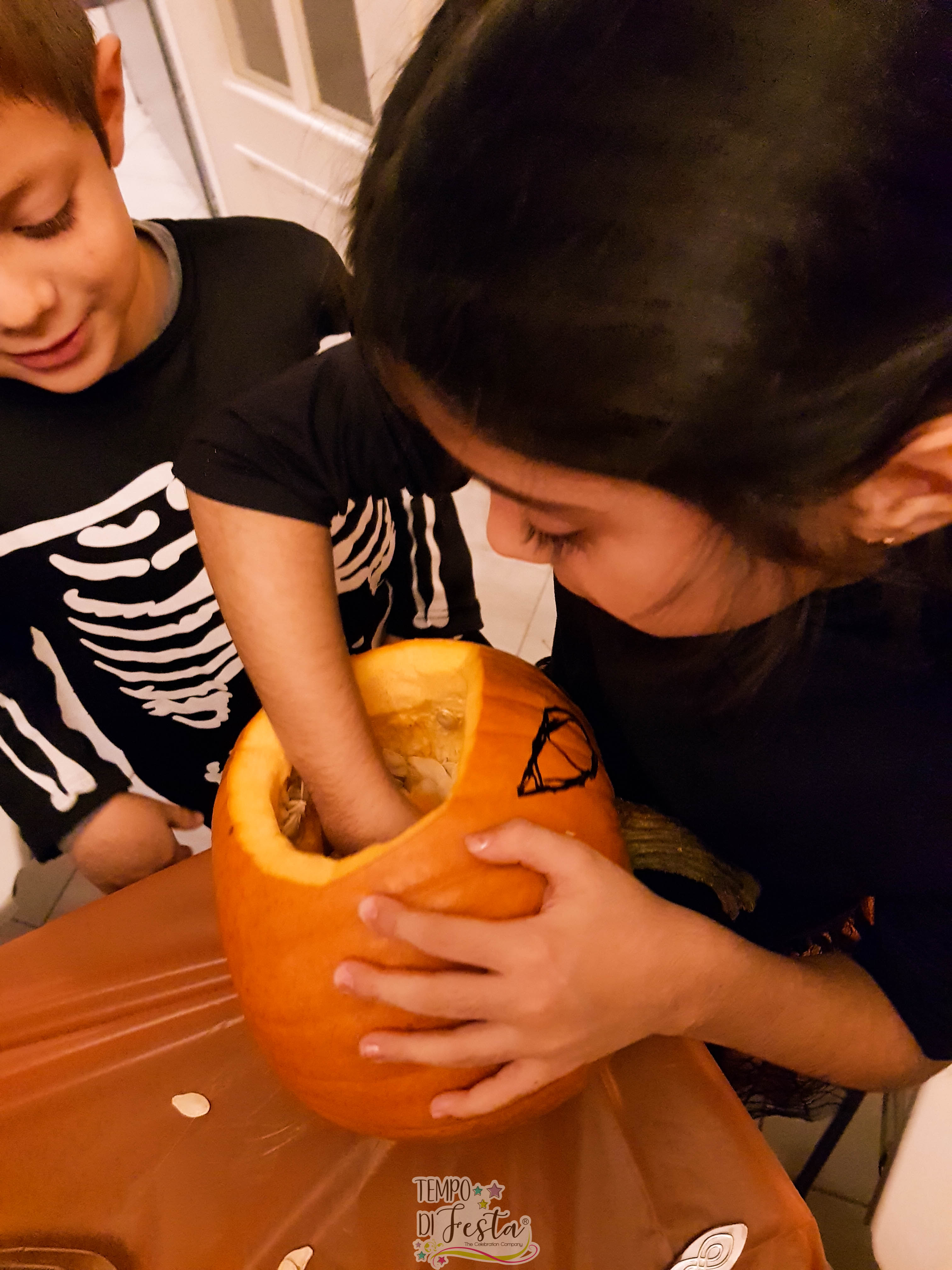 carving pumpkin halloween party (34)