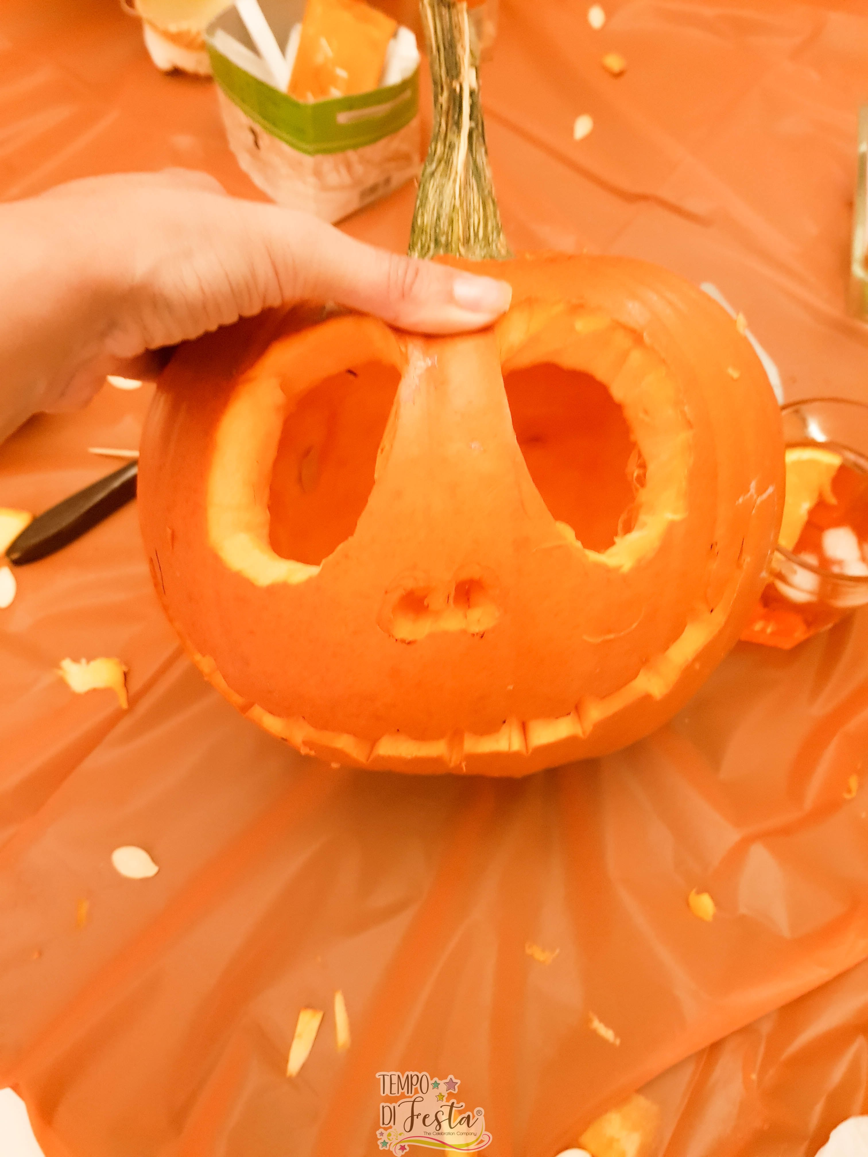 carving pumpkin halloween party (47)