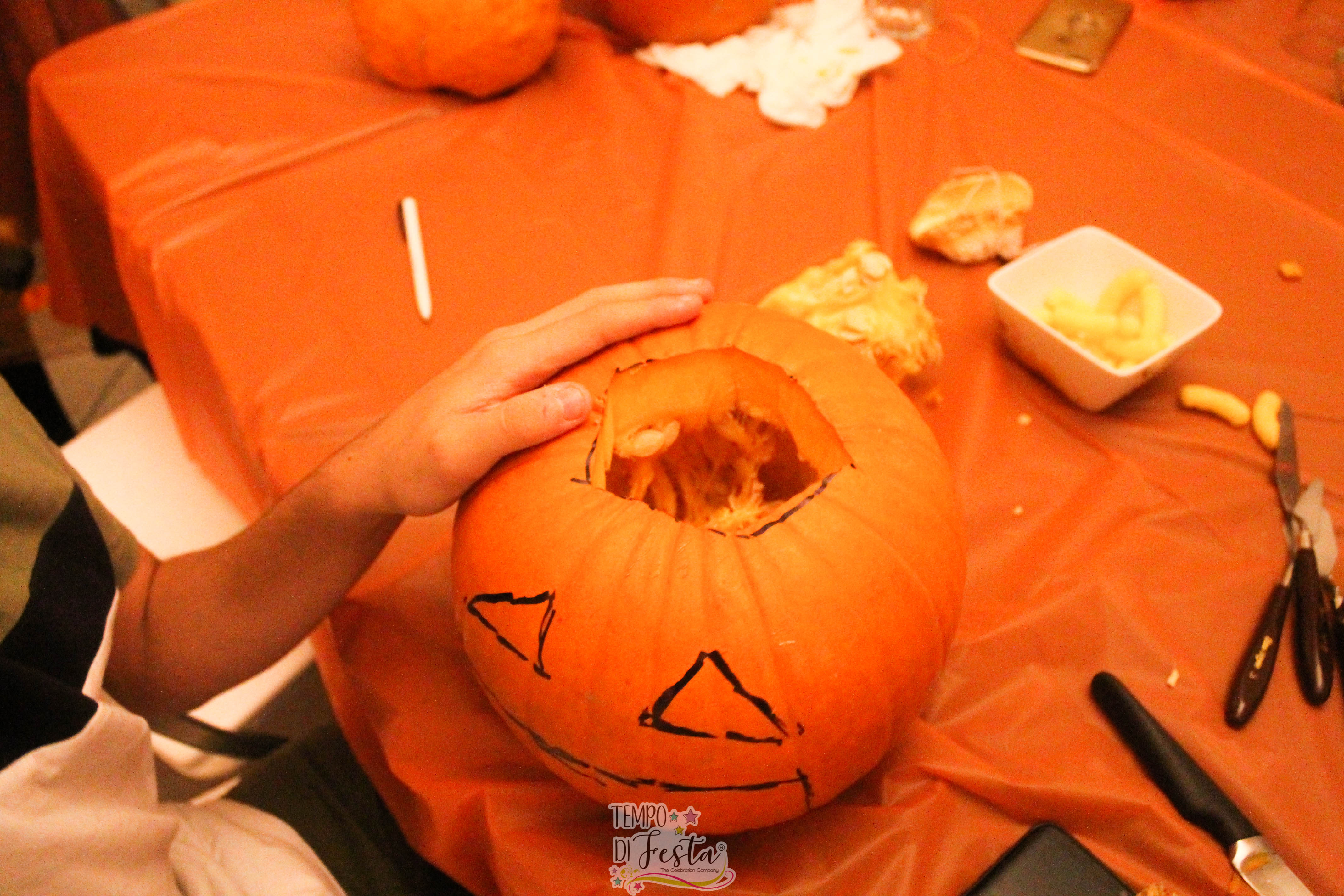 carving pumpkin halloween party (7)
